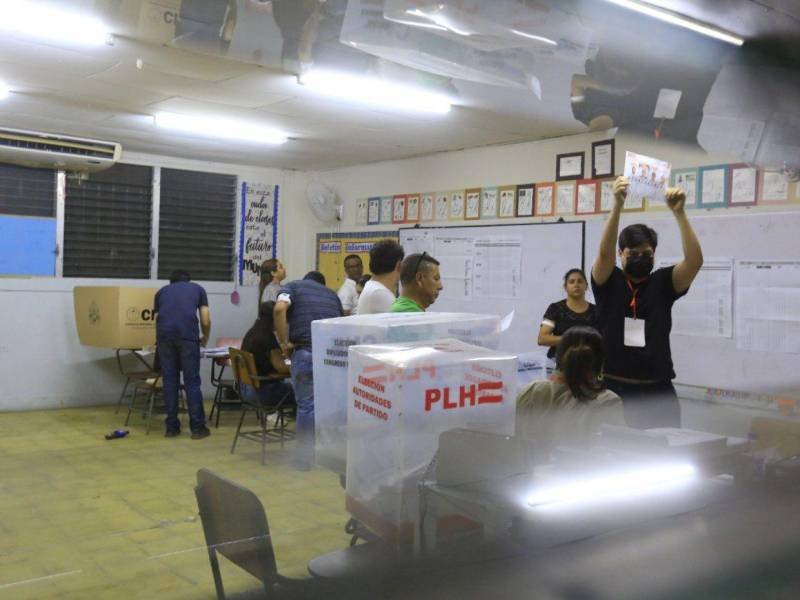 Tras larga jornada electoral, escrutinio sigue este lunes en algunos centros de votación por retraso de urnas