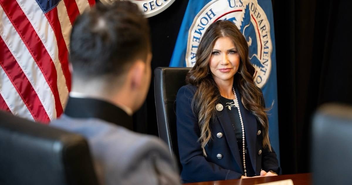 Roban el bolso de la secretaria de Seguridad Nacional de EE.UU., Kristi Noem, con US$ 3.000 en efectivo