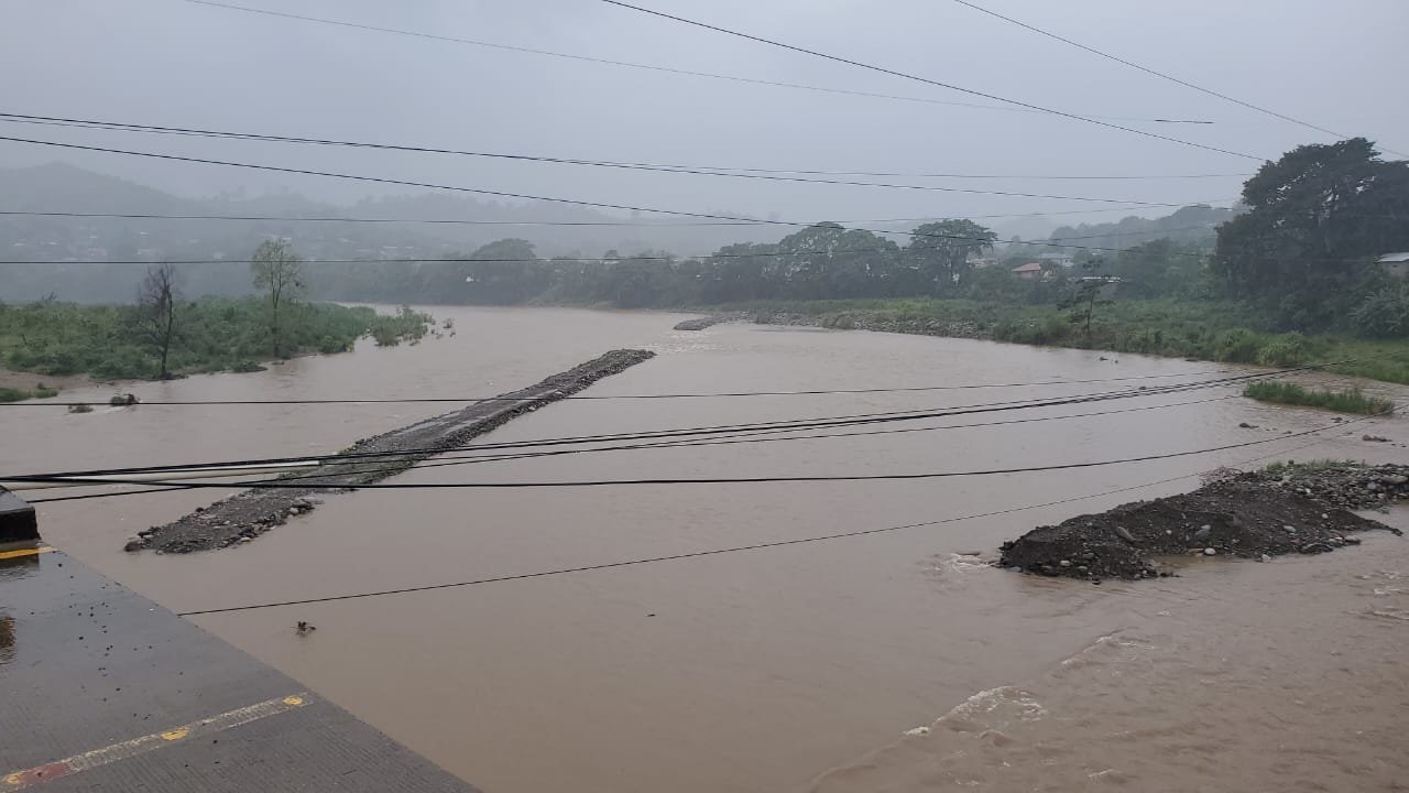 Lluvias torrenciales dejan sectores fuertemente inundados en Colón y Atlántida