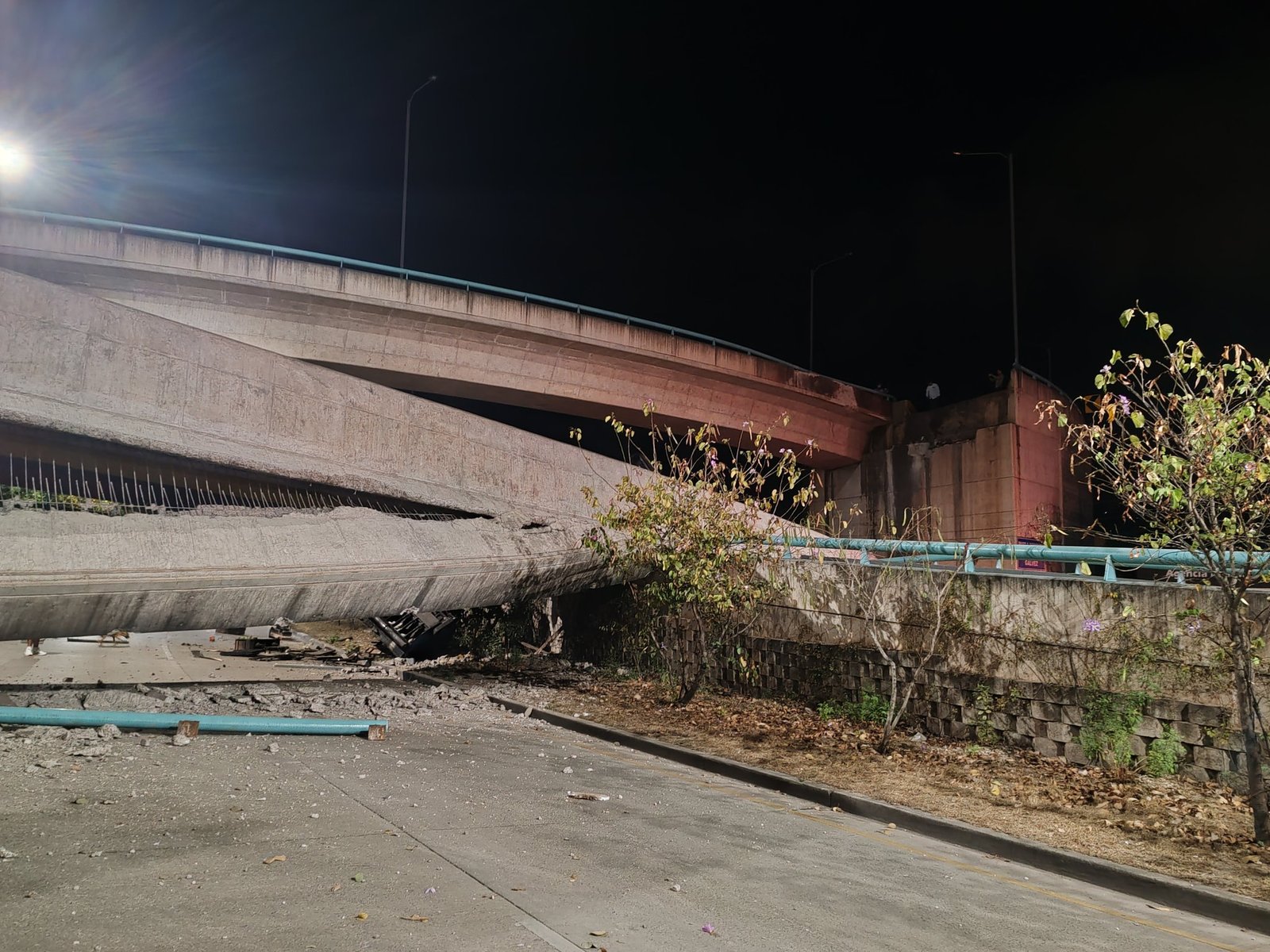 Video muestra impactantes imágenes del momento exacto en que se derrumba parcialmente el puente Juan Manuel Gálvez