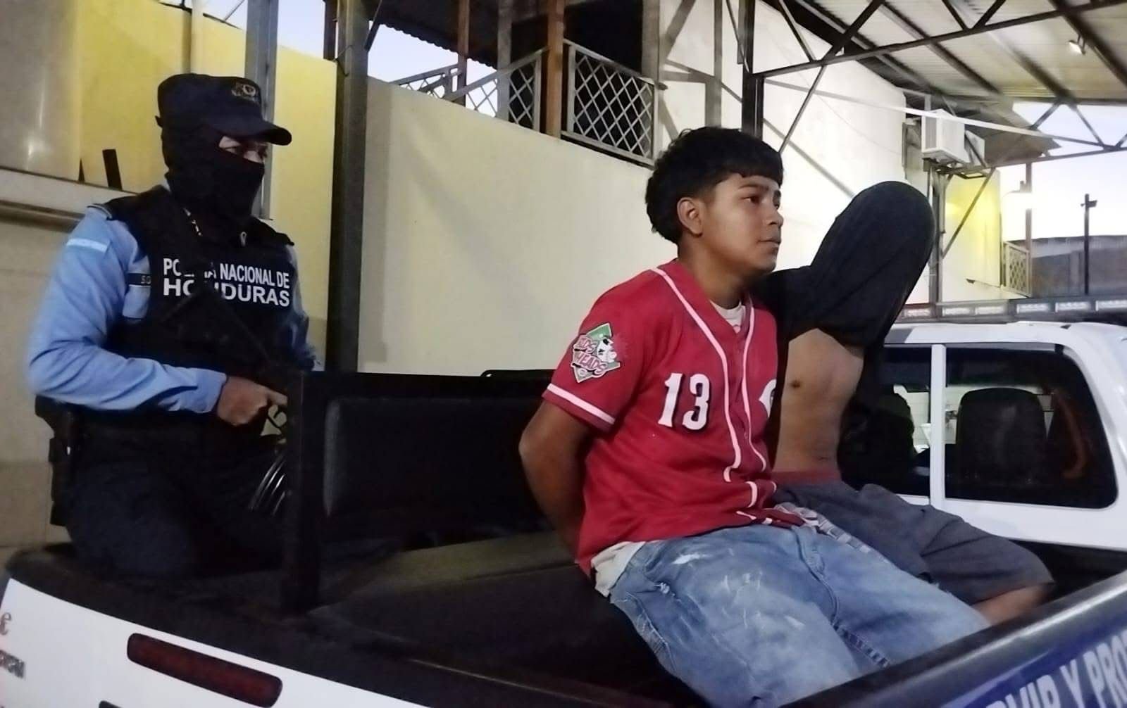 DIPAMPCO detiene a alias “La Plaga y El Chino”, miembros de la MS-13 en posesión de supuesta cocaína