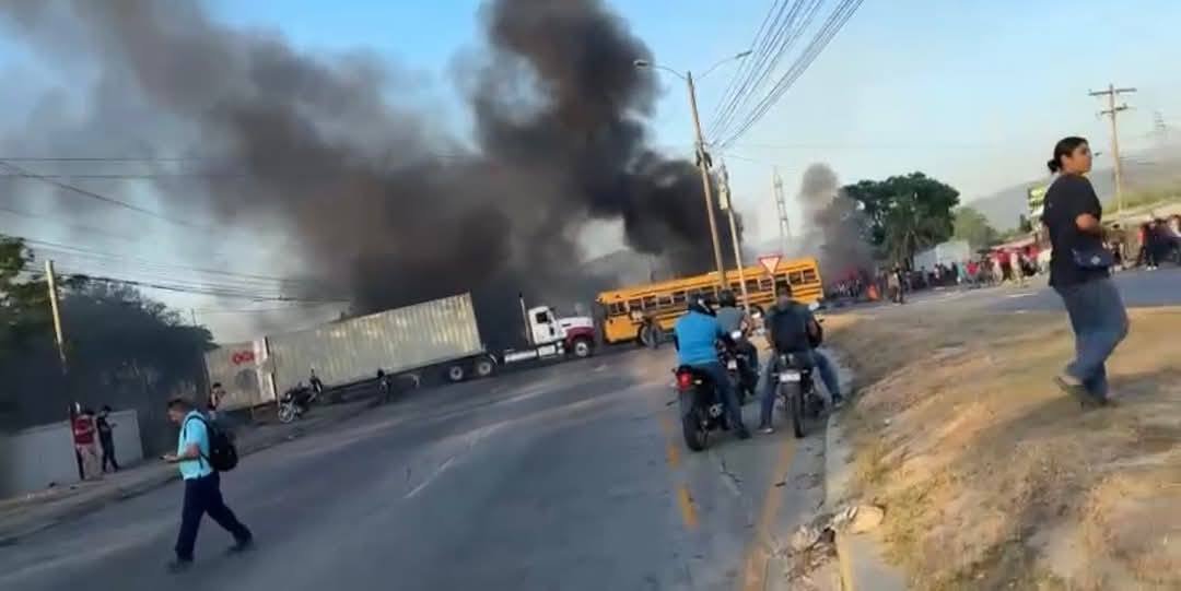 Inversionistas de Koriun vuelven a tomarse la calle principal de Choloma en reclamo de su dinero