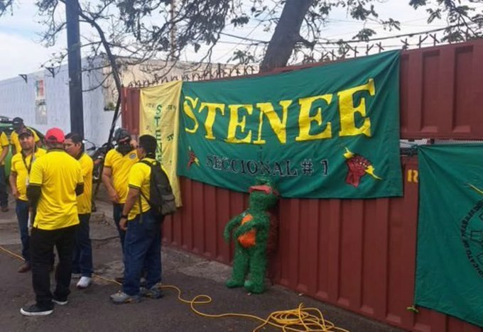 Trabajadores del STENEE protestan por falta de pago e irregularidades laborales