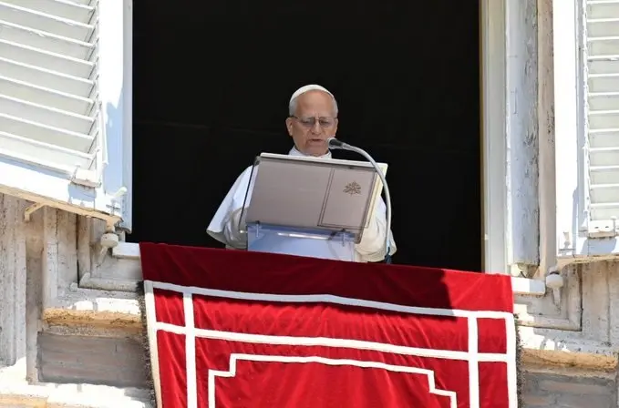 El papa pide en el Ángelus seguir trabajando para llegar a la paz a través del diálogo