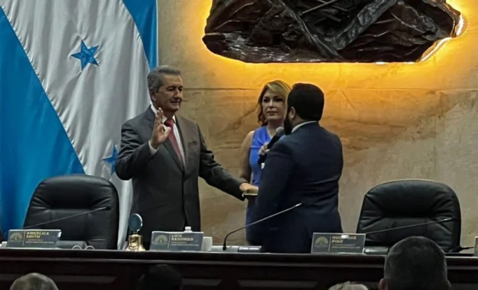 Juramentan al diputado liberal Víctor Sabillón como comisionado de la SAPP