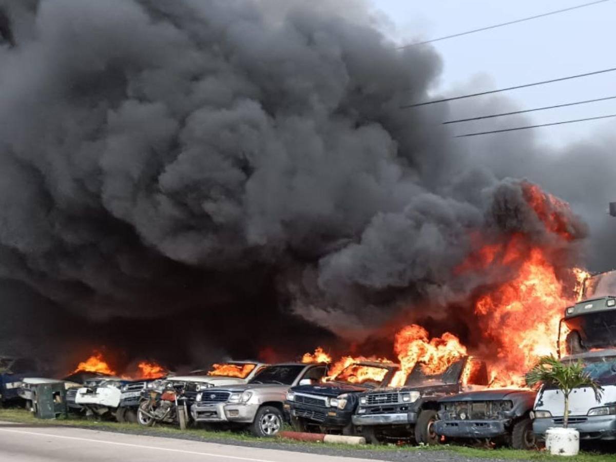 Voraz incendio yonker en la carretera al sur dejando cuantiosas pérdidas materiales