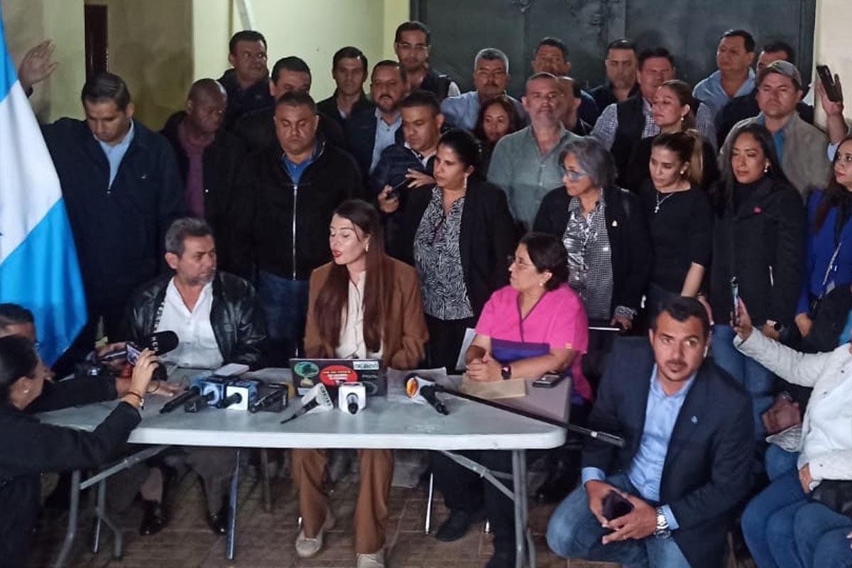 Analistas critican a diputados de “oposición” y los acusan de doble moral tras posturas en el Legislativo