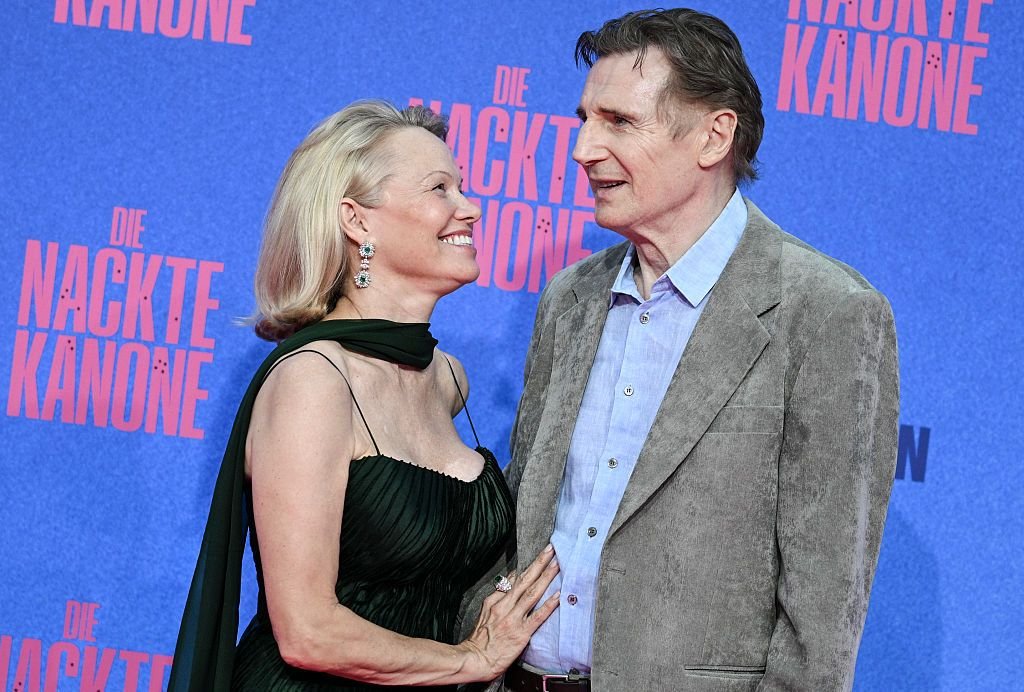Liam Neeson y Pamela Anderson, nueva pareja sorpresa: “Es el caballero perfecto”