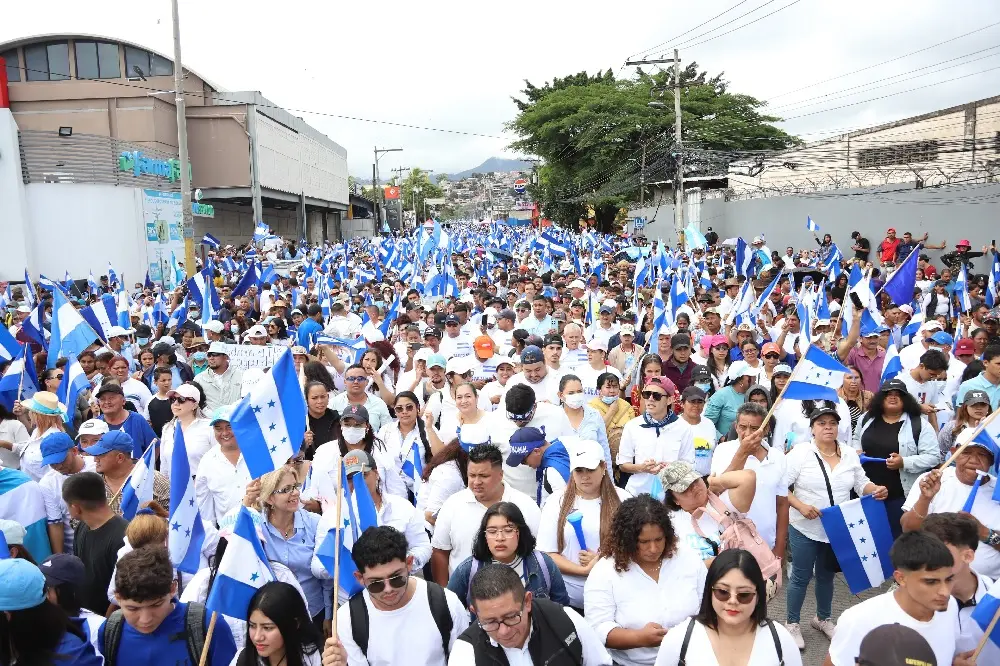 Centenares de nacionalistas marcharon por la defensa de la democracia y libertad de Honduras