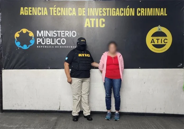 A prisión madre que abandonó a su hijo recién nacido en un solar baldío