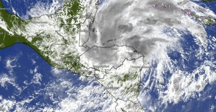 Onda tropical sale de Honduras, pero un disturbio tropical podría dejar más lluvias