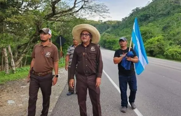 Padre Leopoldo Serrano avanza hasta Choloma en su caminata hacia la capital