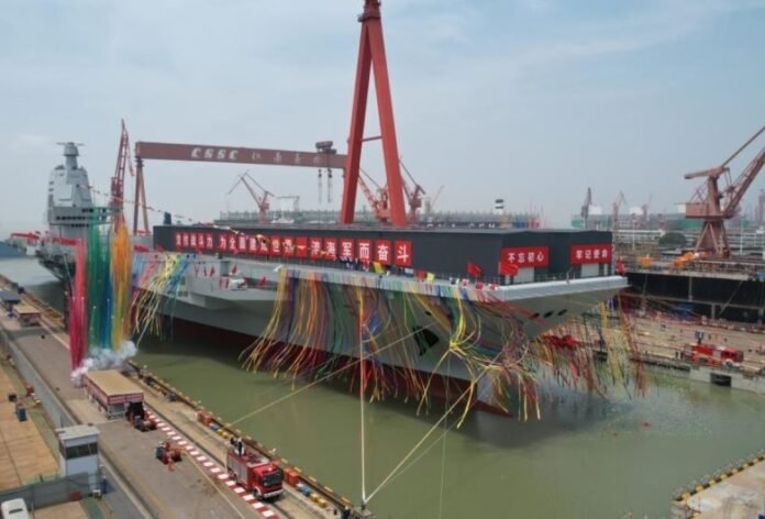 El portaviones chino Fujian cruza el Estrecho de Taiwán rumbo al mar de China Meridional
