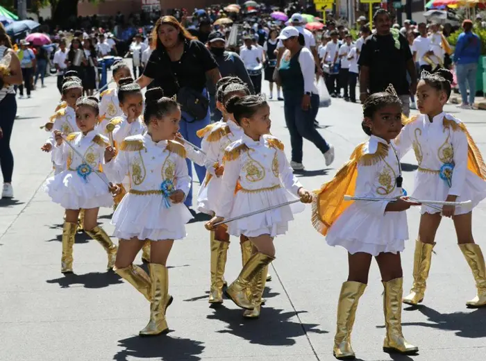 Niños y niñas de las escuelas a nivel nacional rinden honor a la patria en coloridos desfiles
