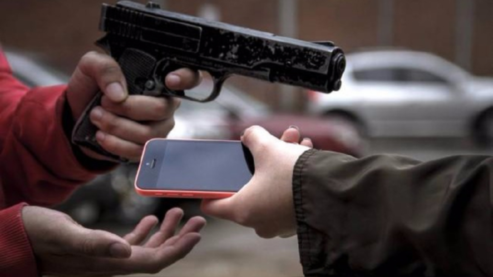 Madre honrada regaña a ladrón tras robar celular a hondureño en el estadio Chelato Uclés
