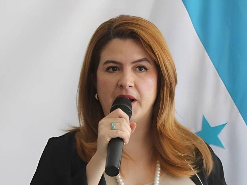 Cossette López denuncia escaneo ilegal de credenciales por militares y graves retrasos en la instalación de JRV