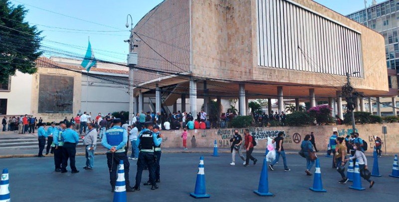 Luis Redondo ordena reforzar vallas en el Congreso Nacional para evitar instalación de la primera legislatura y toma de posesión de Nasry Asfura