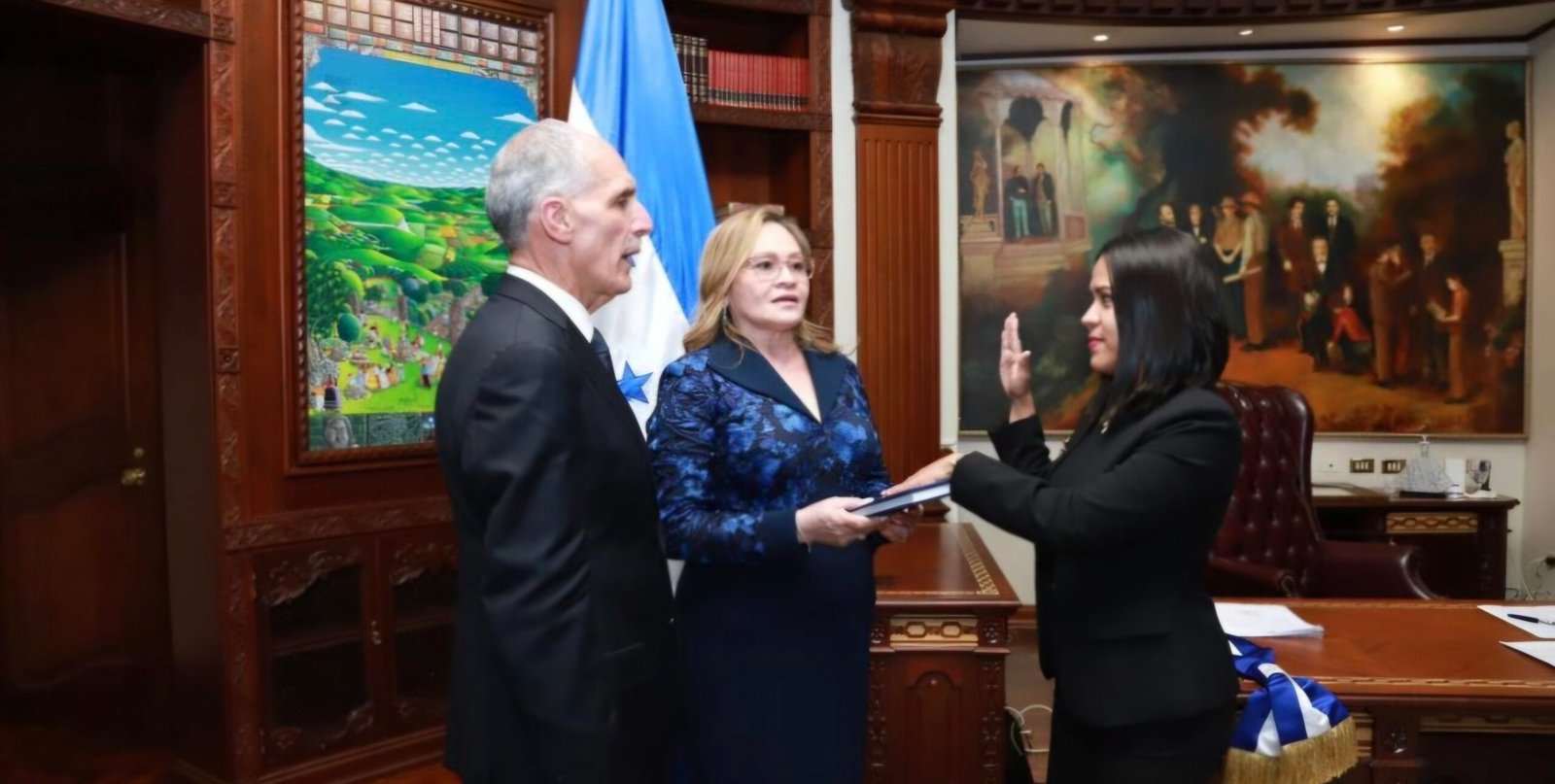Nasry Asfura marca un hito en la aviación civil al nombrar a la primera mujer al frente de Aeronáutica Civil