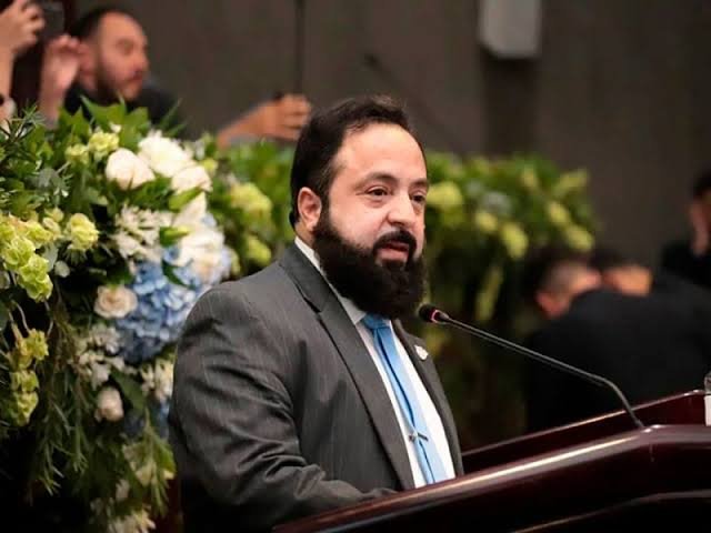Luis Redondo bloquea ingreso de comisión de transición al Congreso