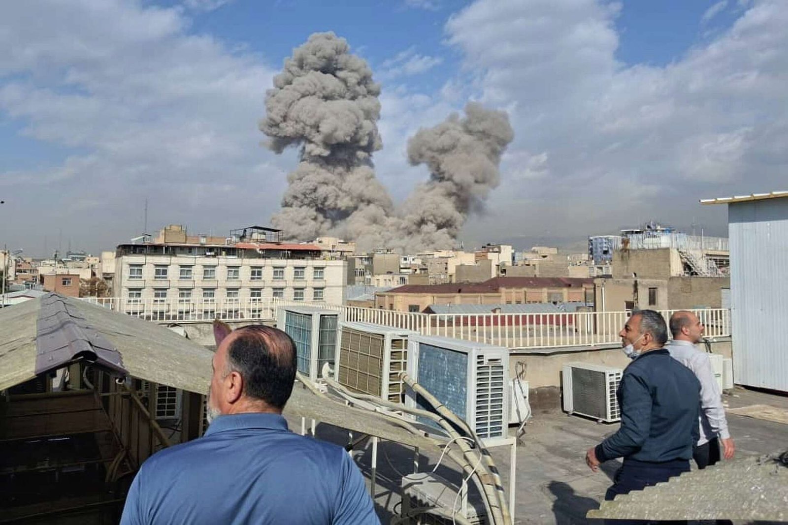 EEUU e Israel lanzan ofensiva de gran envergadura contra Irán; Teherán responde con misiles y la crisis se extiende por la región