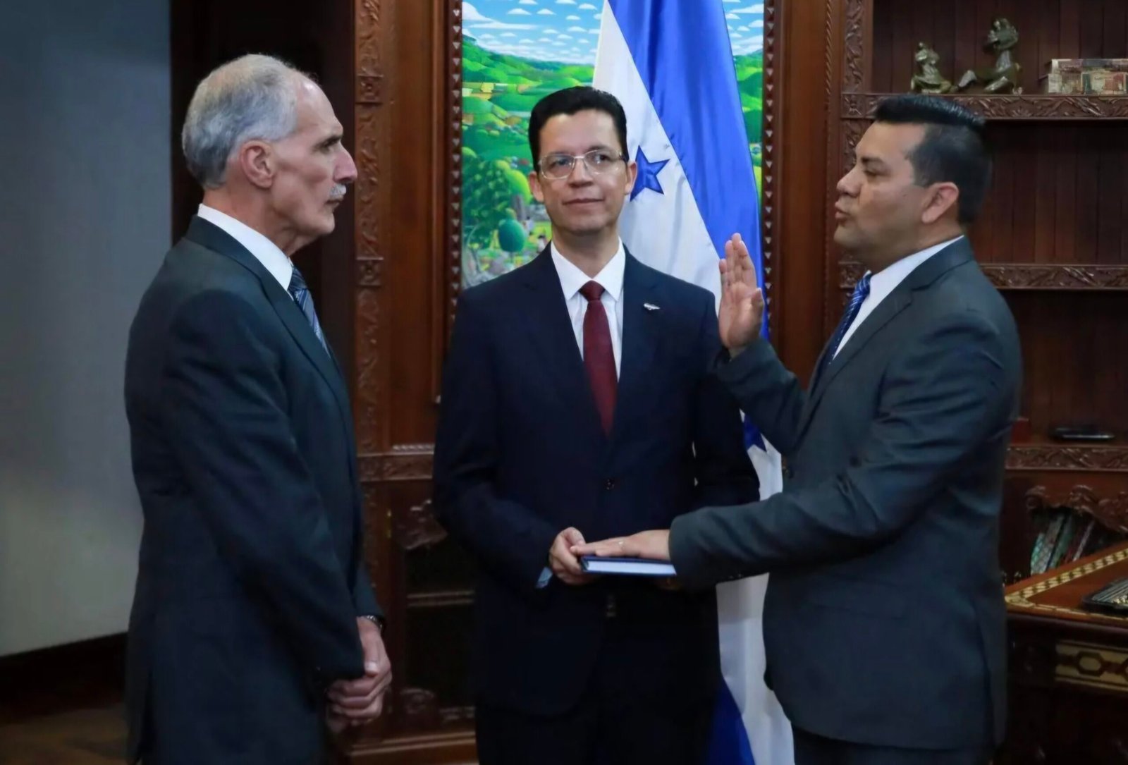 Nasry Asfura oficializa a Víctor Martínez como director ejecutivo del IHSS