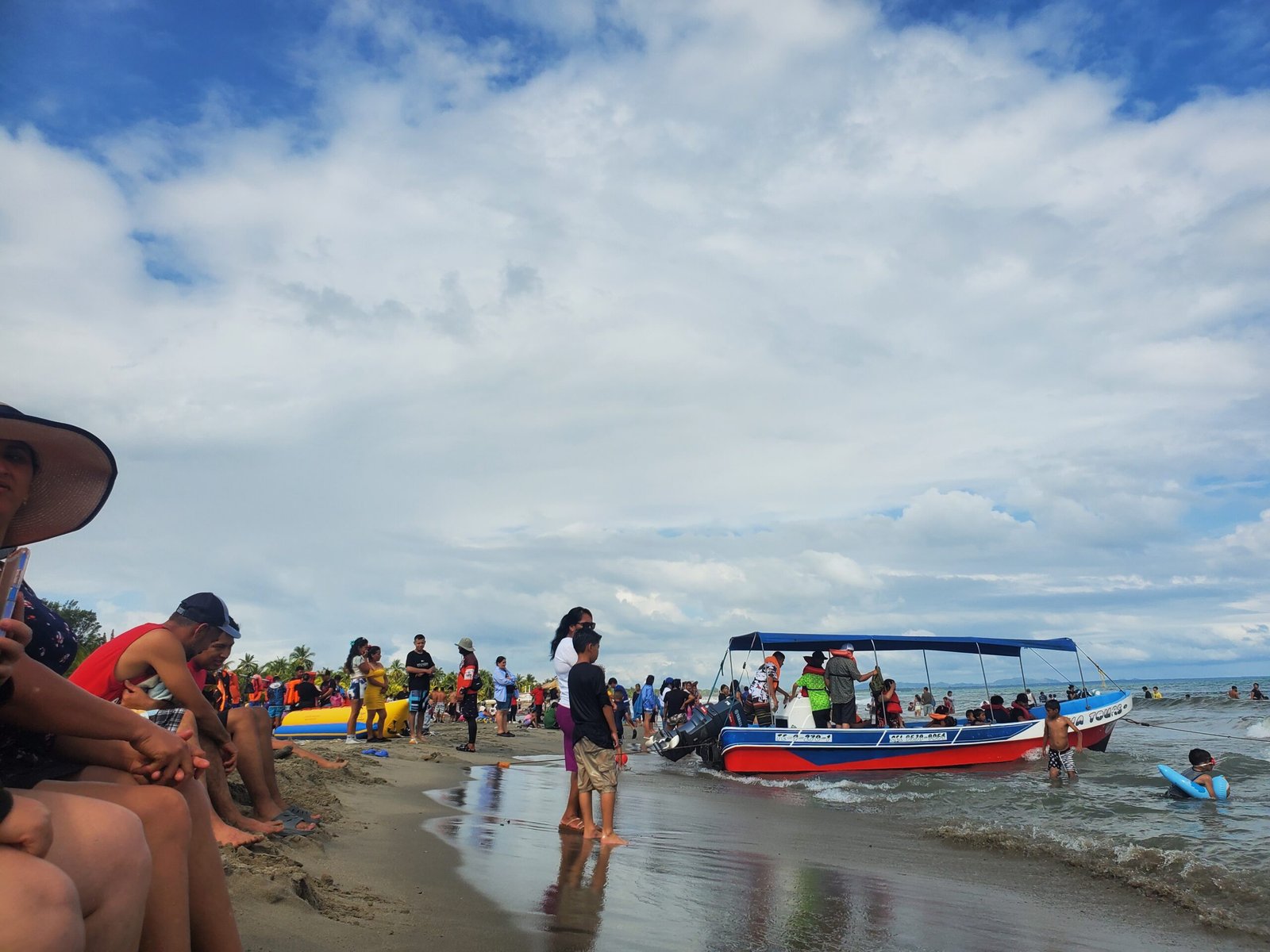 Tela recibe a cientos de veraneantes en el arranque de Semana Santa