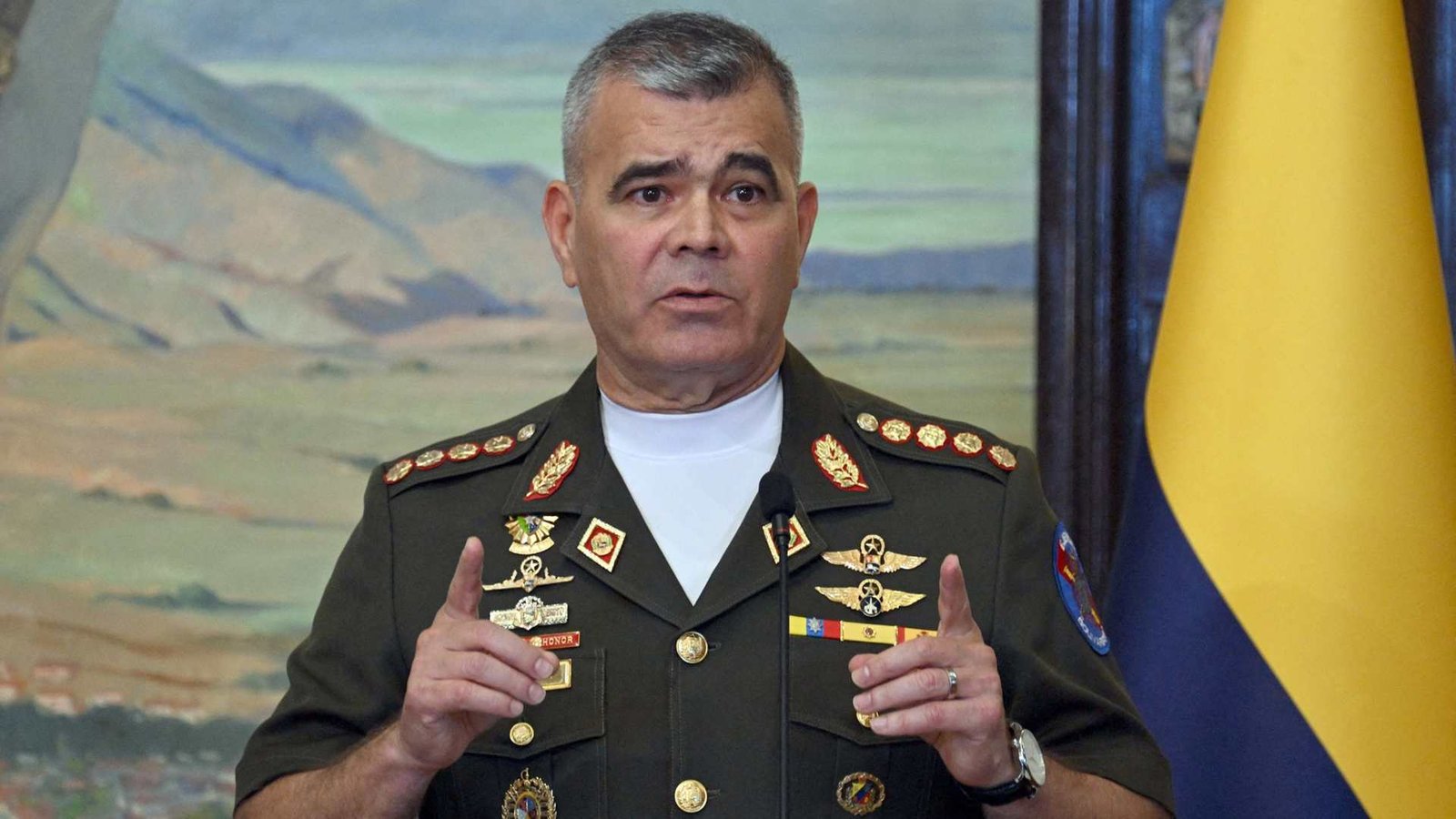 Vladimir Padrino López dice que Venezuela enfrenta “decisiones difíciles” ante la crisis y ataques externos