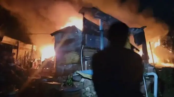 Voraz incendio destruye cuatro casas en la colonia Suazo Córdova y deja 24 personas damnificadas