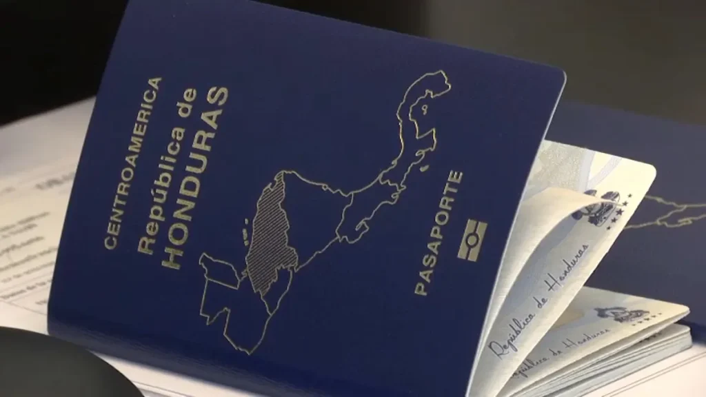 Exfiscal Johel Zelaya devuelve pasaportes diplomáticos a la Cancillería hondureña