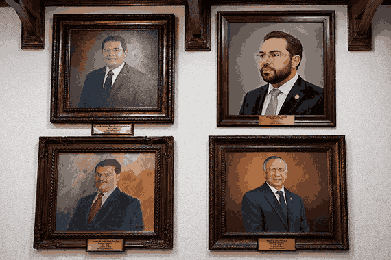 ¡Ya es historia! Retiran retrato de Luis Redondo y colocan el de Jorge Cálix en salón del Congreso