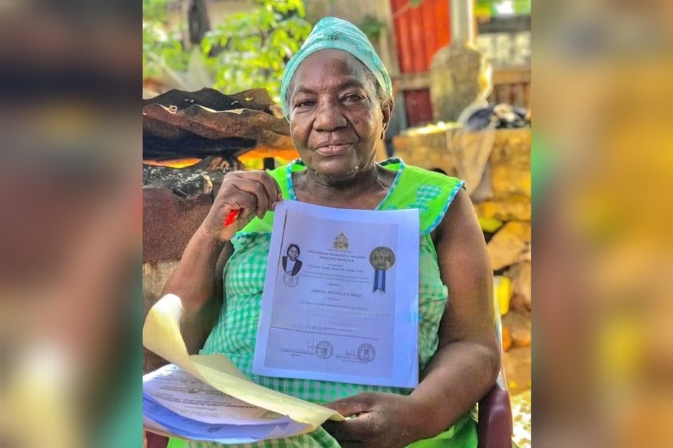 Historia de perseverancia de una maestra trujillana que se gradúa en la Universidad Pedagógica a los 74 años