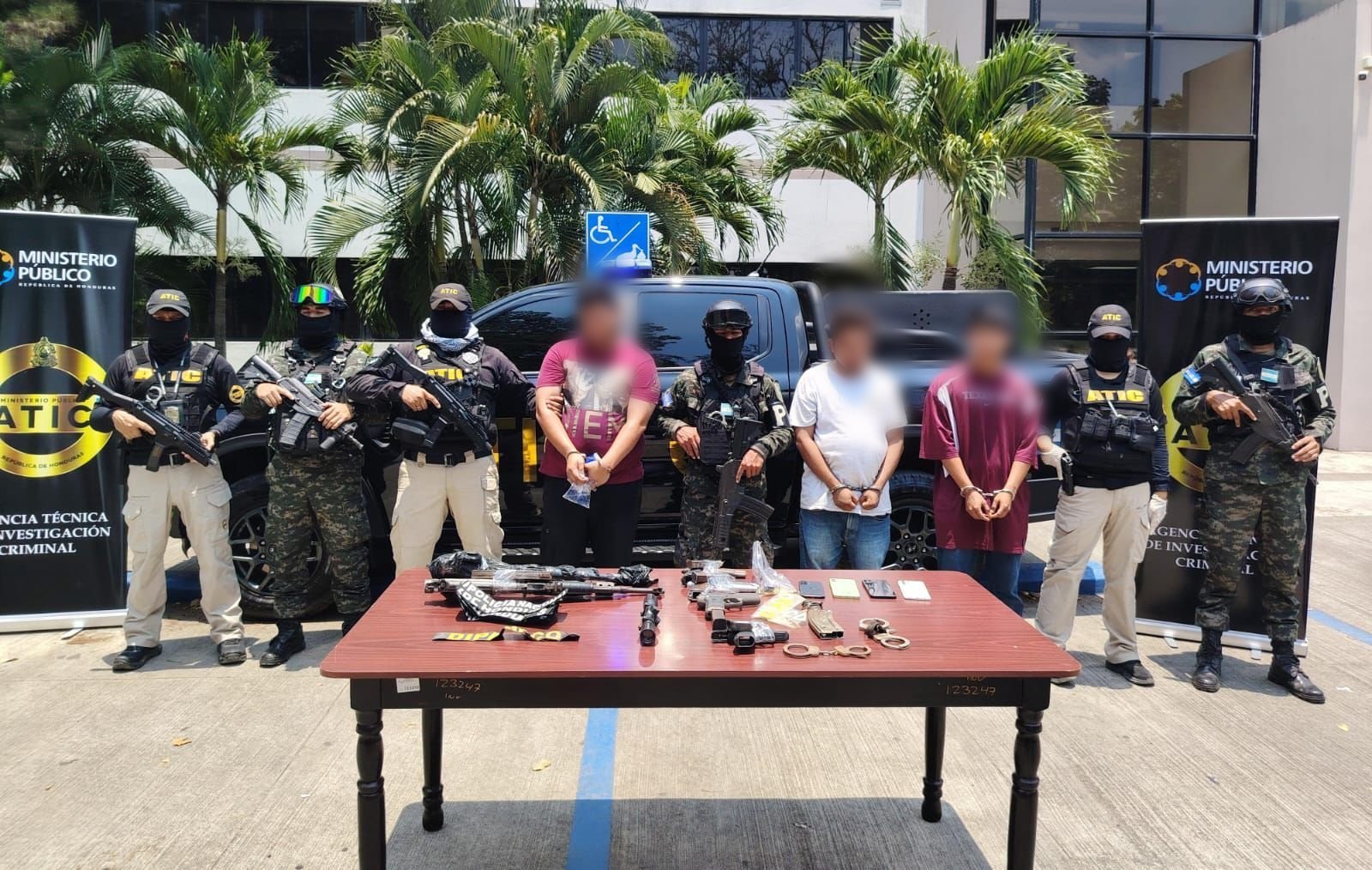 MP presenta requerimiento fiscal contra tres presuntos miembros de la MS-13 capturados por la ATIC con armas e insignias policiales