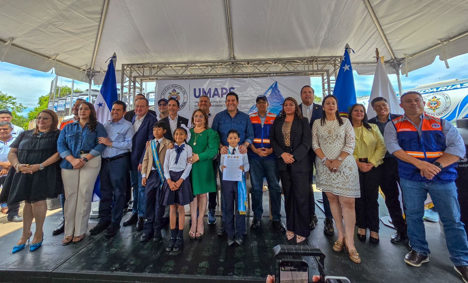 Alcaldía entrega más de 500 tanques de agua a escuelas del Distrito Central