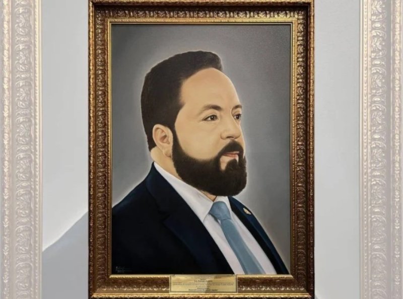 Cuestionan permanencia de retrato de Luis Redondo en el Congreso Nacional tras señalamientos de irregularidades