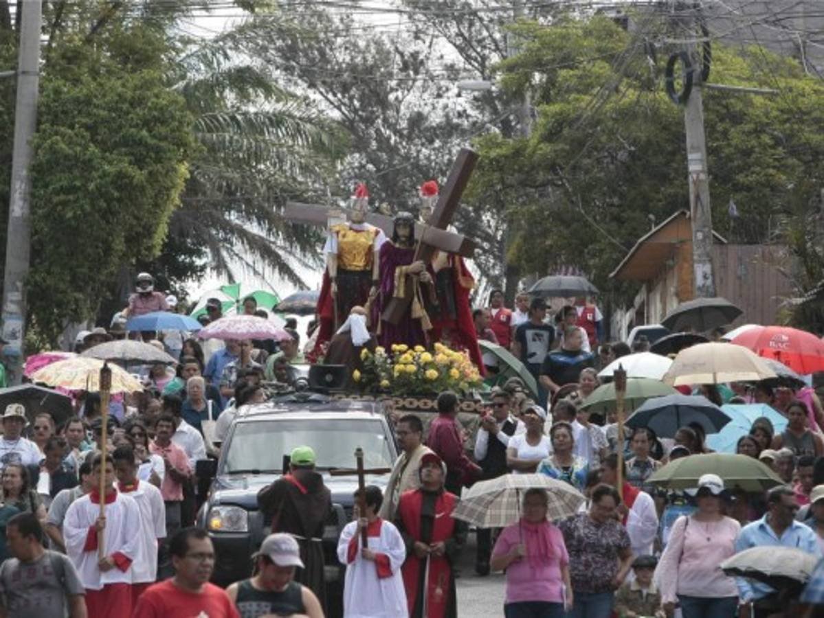 Hondureños conmemoran el Viernes Santo con el Santo Viacrucis en Tegucigalpa y en todo el país