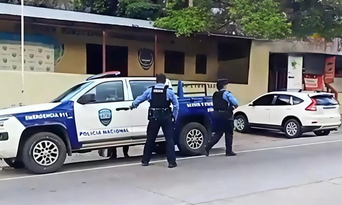 Hallan a recién nacida abandonada en campo de fútbol en Sabanagrande