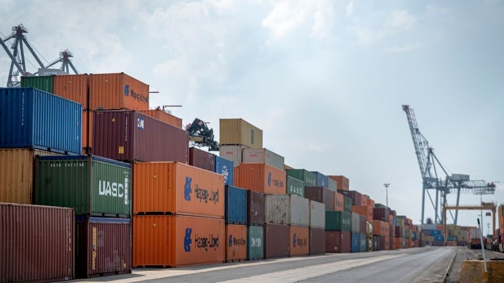 Estados Unidos mantendrá los aranceles a las importaciones de México y Canadá mientras avanza la renegociación del T-MEC