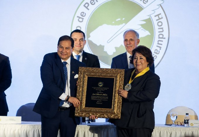 Lucía Alvarado recibe el premio Álvaro Contreras 2026 y llama a ejercer un periodismo creíble