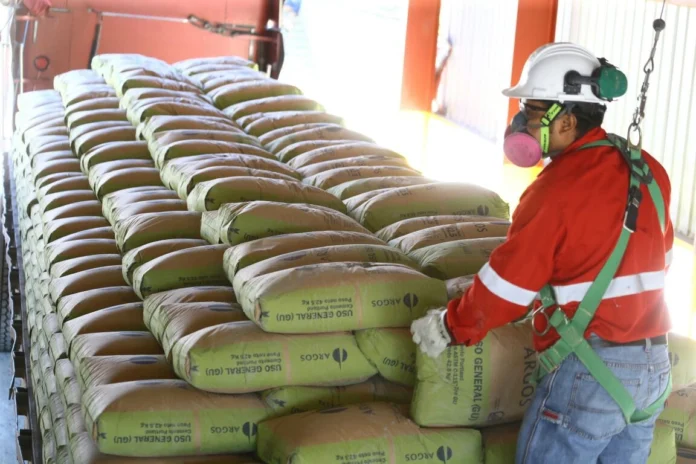 Gobierno congela precio del cemento por seis meses y garantiza libre competencia