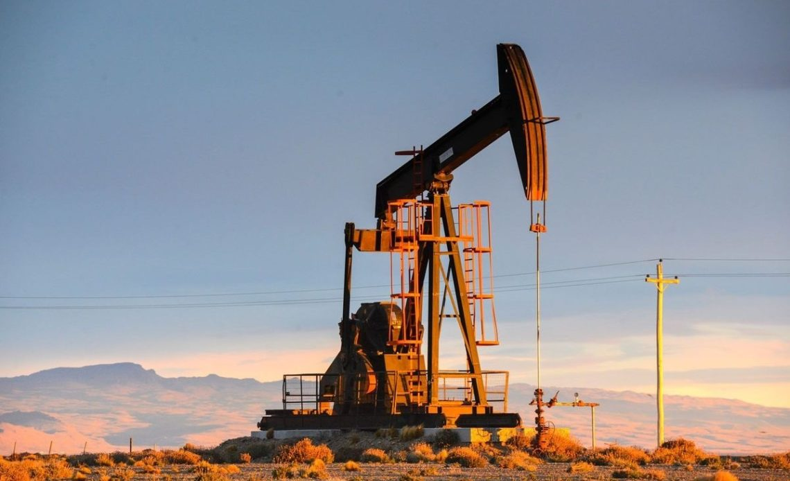 Petróleo de Texas cae a 100.4 dólares en medio de tensión por conflicto en Irán