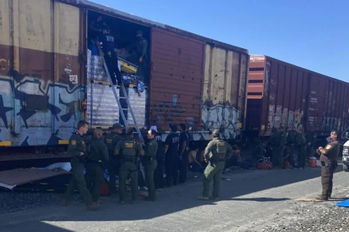 Hallan seis migrantes muertos en contenedor ferroviario en Texas; investigan posible tráfico de personas