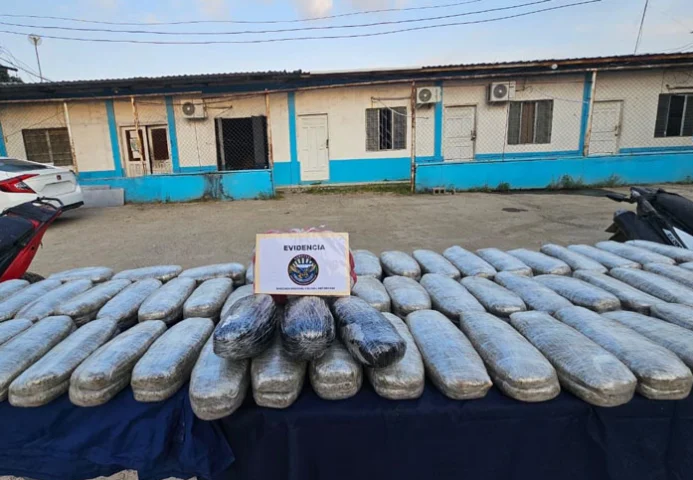 Detienen a joven con cargamento de supuesta marihuana en Sabá, Colón