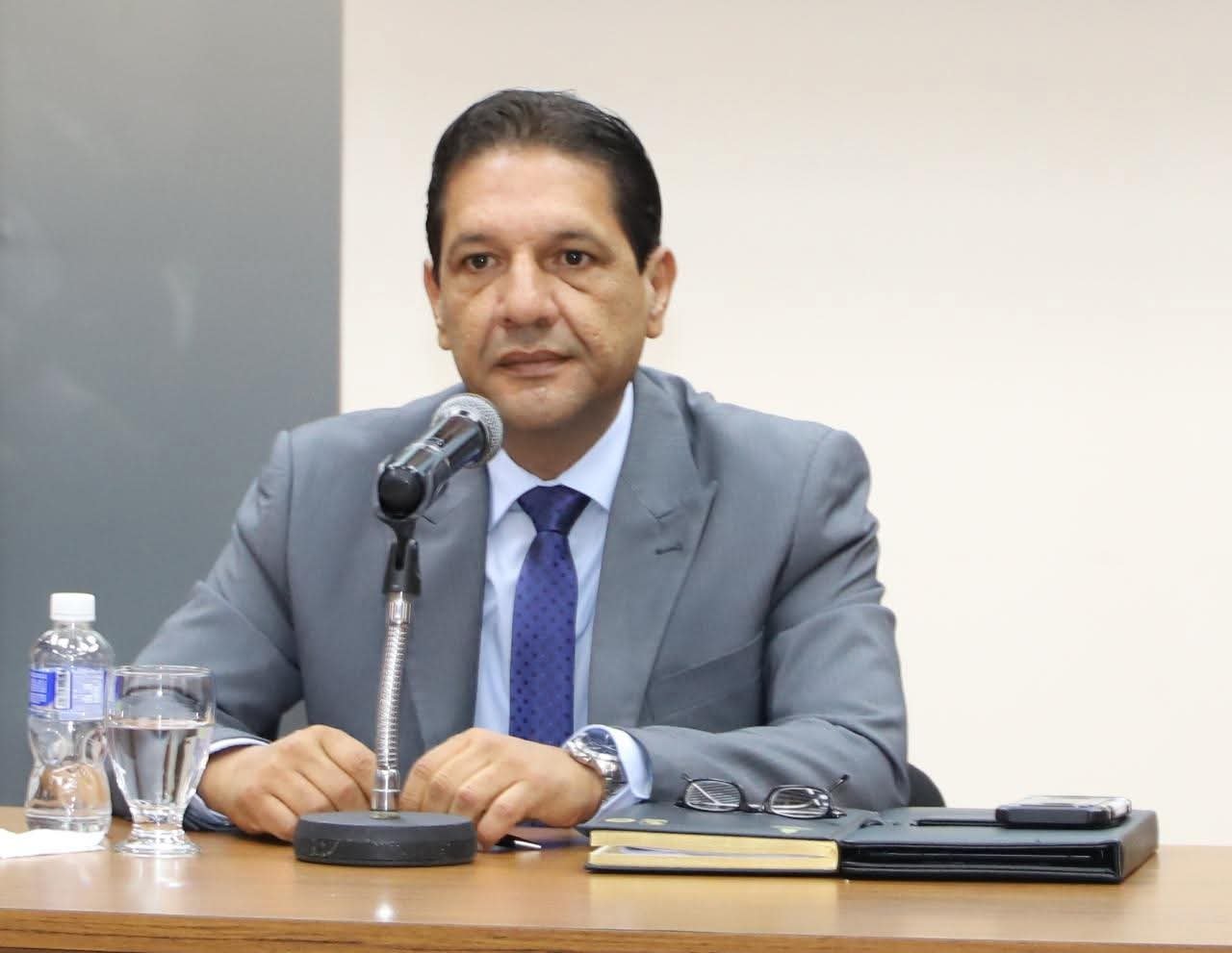 Mario Flores Urrutia asume funciones administrativas provisionales en el Tribunal Electoral