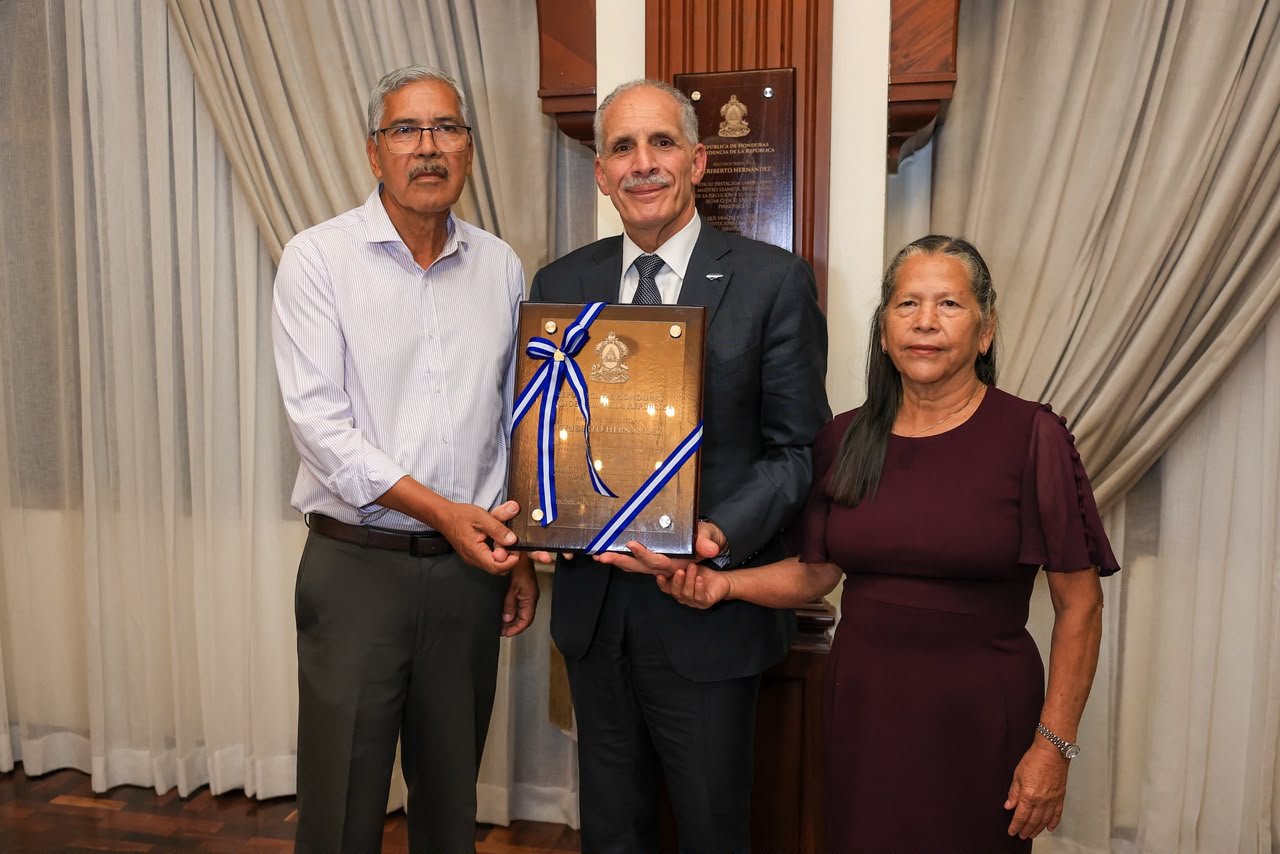 Presidente Asfura reconoce legado de Heriberto Hernández, ebanista que dejó su huella en Casa Presidencial