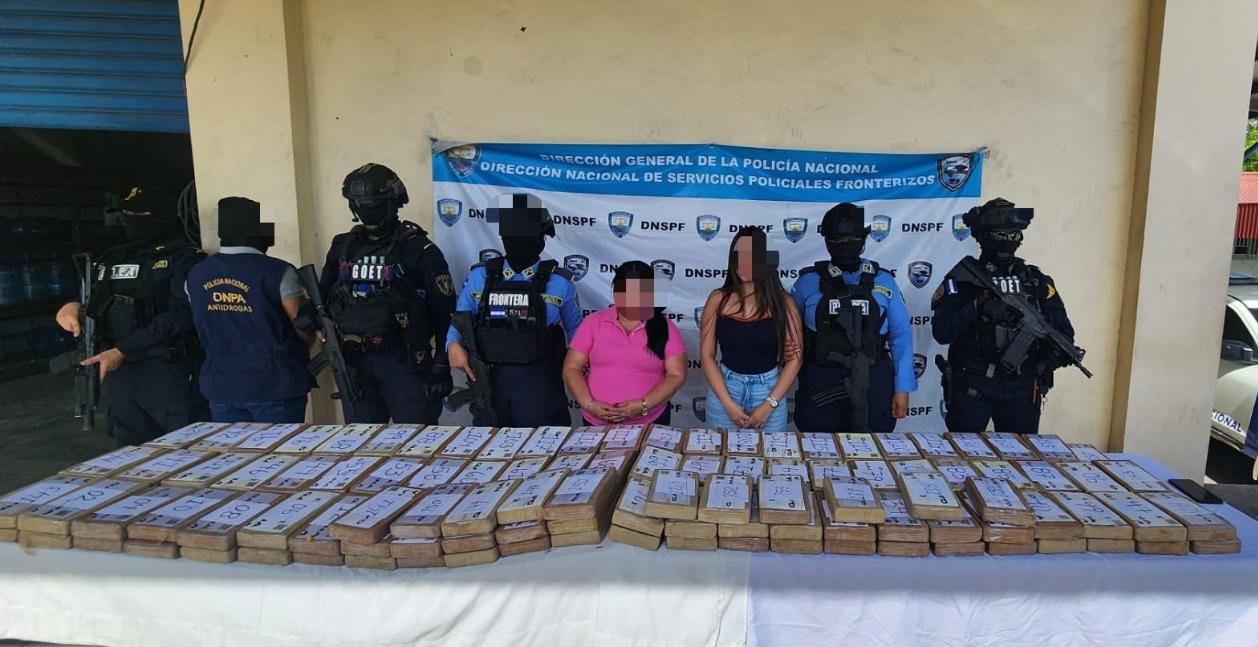 Agentes fronterizos fustran millonario traslado de droga y arrestan a madre e hija con 154 paquetes de supuesta cocaina