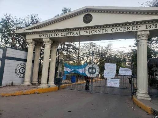 Docentes toman Instituto Central Vicente Cáceres por exigencia de nombramiento de director y denuncias laborales