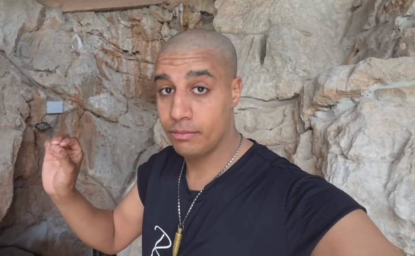 Influencer marroquí es condenado a prisión tras publicar video donde aparece consumiendo un perro callejero