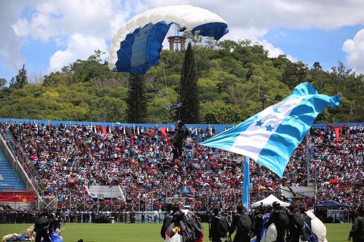 Show de paracaidismo cambia de escenario: exhibición militar será trasladada al Campo de Parada Marte este 15 de septiembre