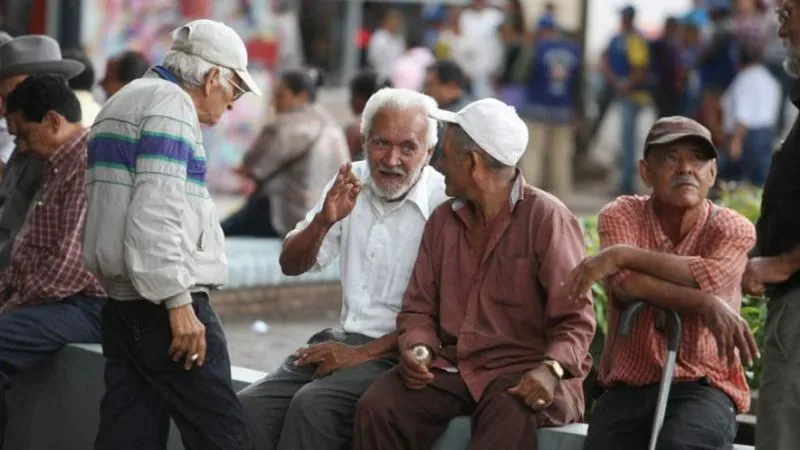 Adultos mayores en Honduras podrán acceder a descuentos en servicios y productos esenciales