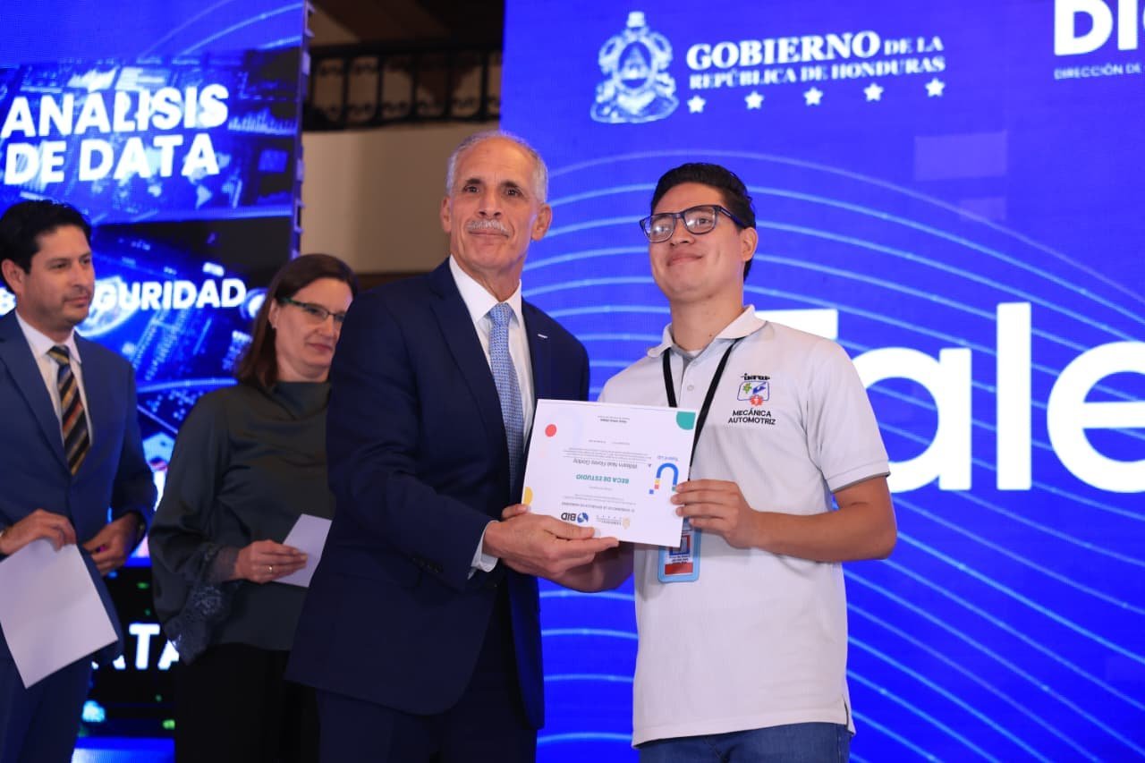 Gobierno lanza 10 mil becas de Google Cloud para impulsar talento digital en Honduras